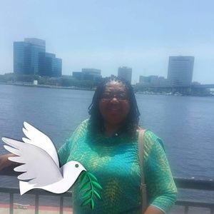 Meet your Posher, Lora